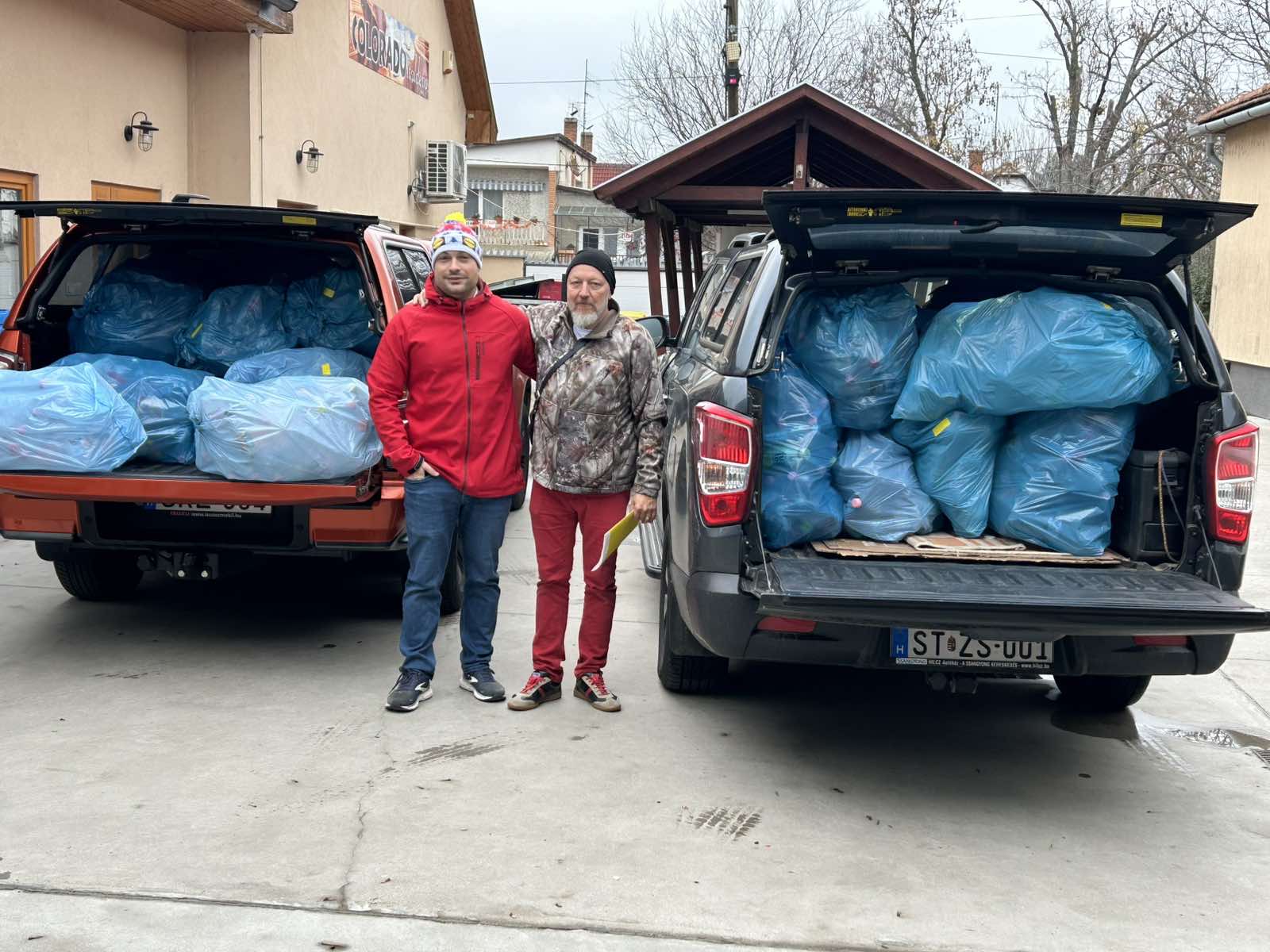 Visszaváltásra összegyűjtött PET-palackok autókban