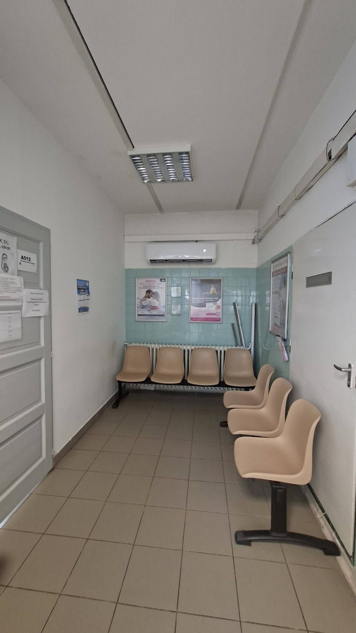 Dr. Badó Attila az új klímaberendezésnél a szakrendelőben