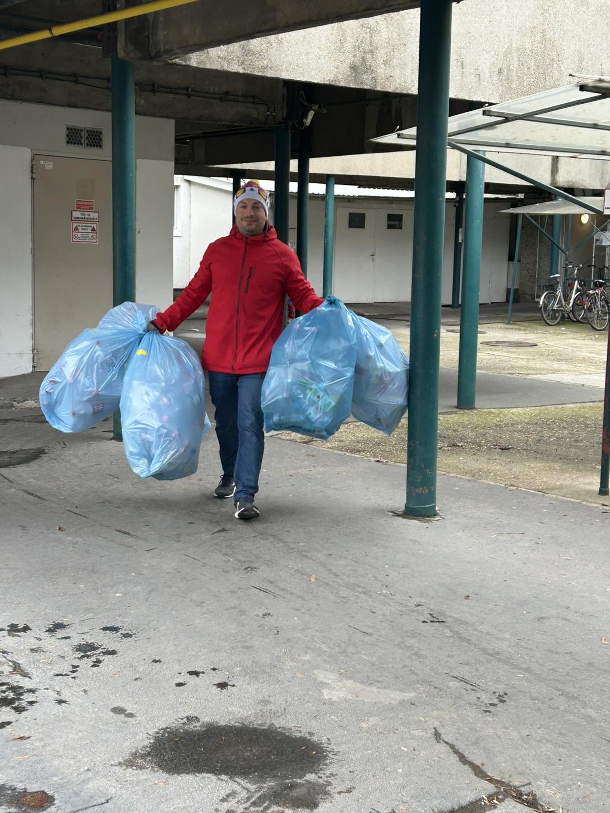Támogató PET-palackos zsákokkal