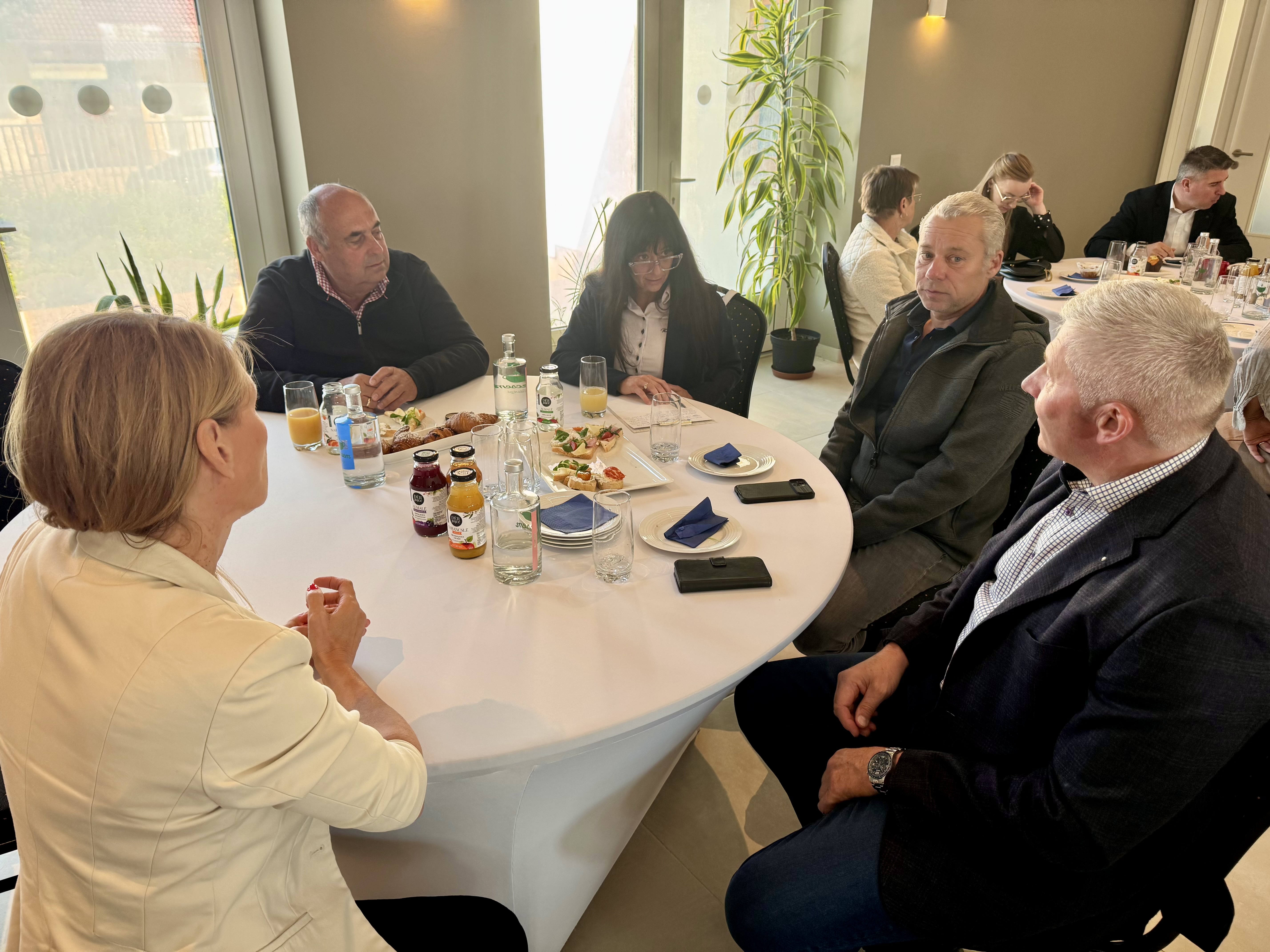 Támogatók beszélgetése a reggelin